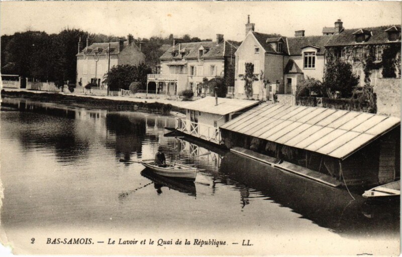 Carte postale ancienne Bas-Samois Le Lavoir et le Quai de la Rep France