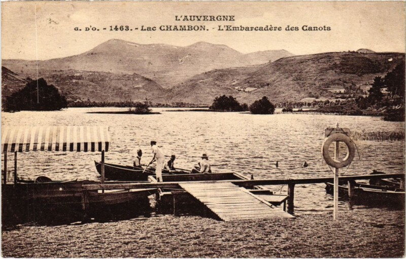 Carte postale ancienne Chambon sur Lac L'Embarcadere des Canots France à Chambon-sur-Lac