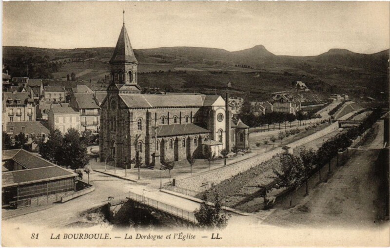 Carte postale ancienne La Bourboule La Dordogne et l'Eglise France à La Bourboule
