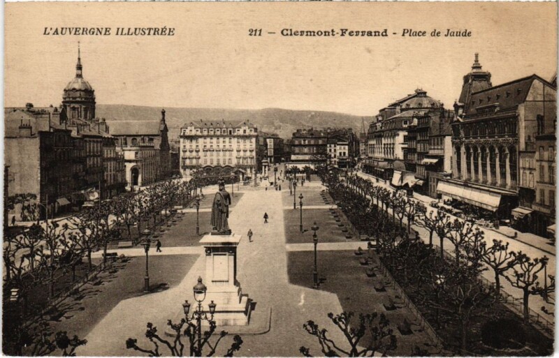 Carte postale ancienne Clermont-Ferrand Place de Jaude France à Clermont-Ferrand