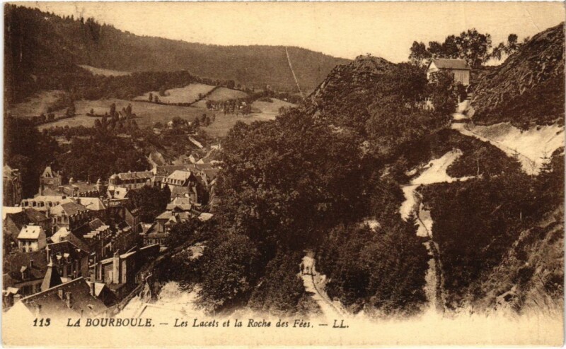 Carte postale ancienne La Bourboule Les Lacets et la Roche des Fees France à La Bourboule