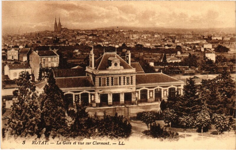 Carte postale ancienne Royat La Gare et vue sur Clermont France à Royat