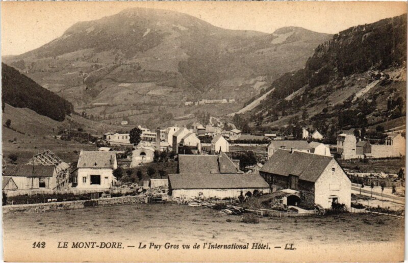 Carte postale ancienne Le Mont Dore Le Puy Gros vu de l'International Hotel France à Mont-Dore