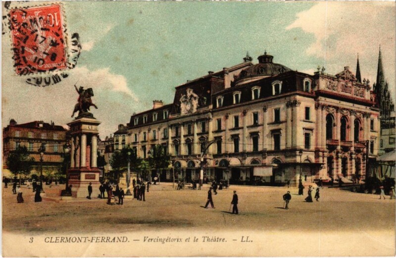 Carte postale ancienne Clermont-Ferrand Vercingetorix et le Theatre France à Clermont-Ferrand