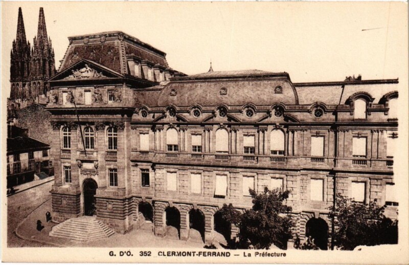 Carte postale ancienne Clermont-Ferrand La Prefecture France à Clermont-Ferrand
