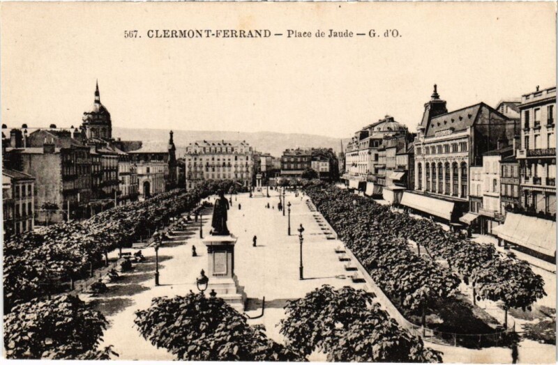 Carte postale ancienne Clermont-Ferrand Place de Jaude France à Clermont-Ferrand