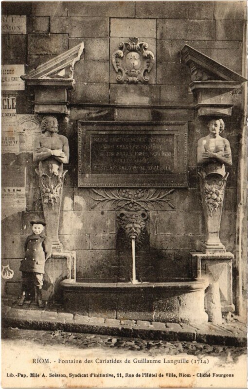 Carte postale ancienne Riom Fontaine des Cariatides France
