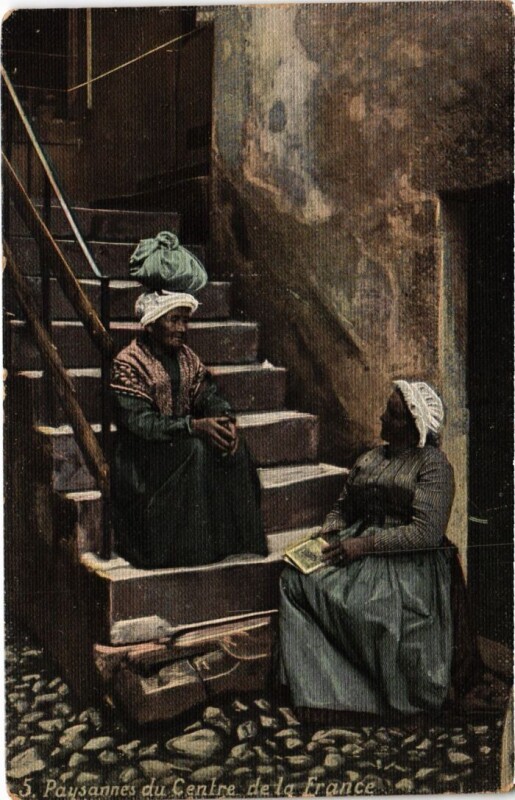 Carte postale ancienne Auvergne Paysannes du Centre de la France France