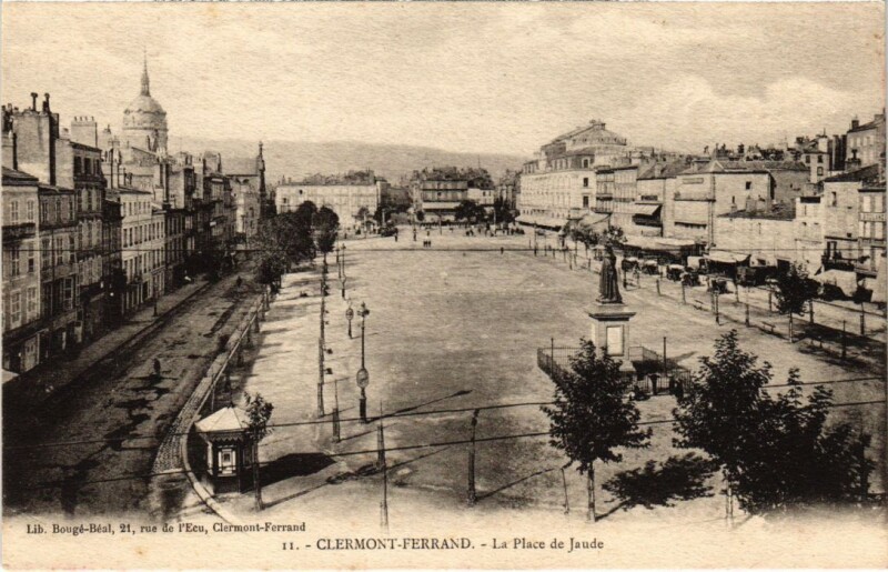 Carte postale ancienne Clermont-Ferrand La Place de Jaude France à Clermont-Ferrand