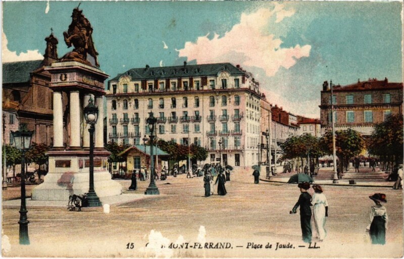 Carte postale ancienne Clermont-Ferrand Place de Jaude France à Clermont-Ferrand
