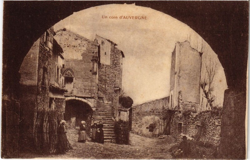 Carte postale ancienne Un coin d' Auvergne France