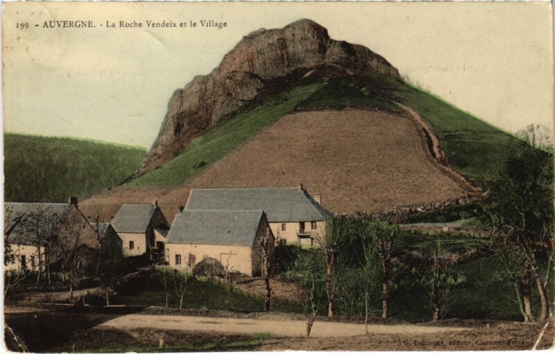 Carte postale ancienne Auvergne La Roche Vendeix et le Village France