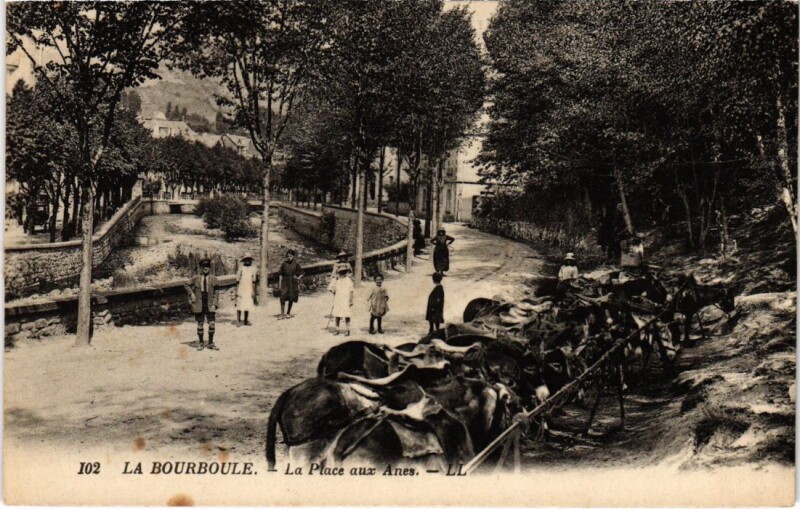 Carte postale ancienne La Bourboule La Place aux Anes France à La Bourboule