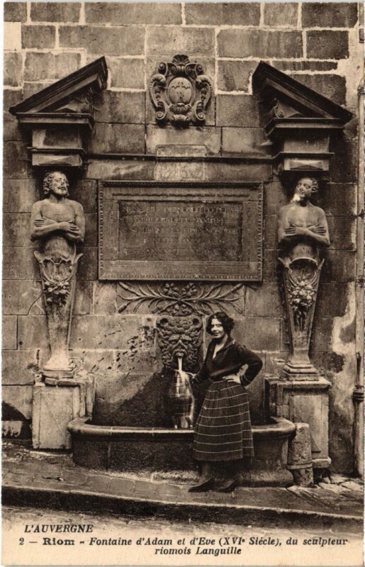 Carte postale ancienne Riom Fontaine d'Adam et d'Eve France