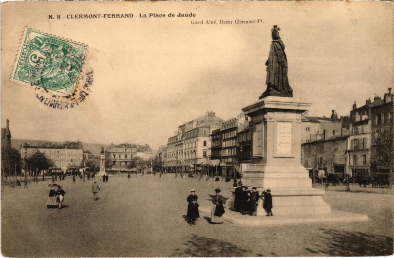 Carte postale ancienne Clermont-Ferrand La Place de Jaude France à Clermont-Ferrand