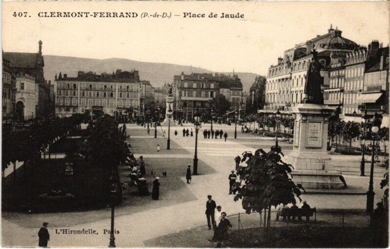 Carte postale ancienne Clermont-Ferrand Place de Jaude France à Clermont-Ferrand