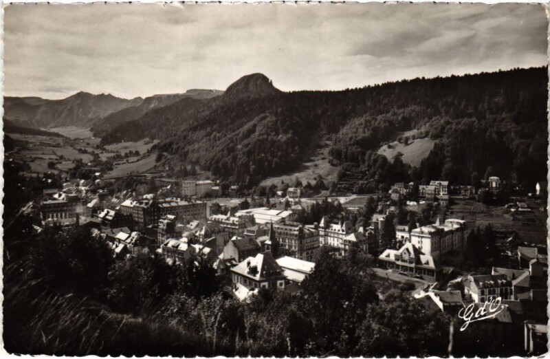 Carte postale ancienne Le Mont Dore Perspective s le Centre-Thermal France à Mont-Dore