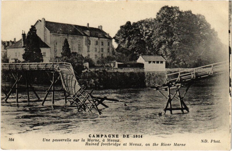 Carte postale ancienne Meaux Un Passerelle s la Marne France à Meaux