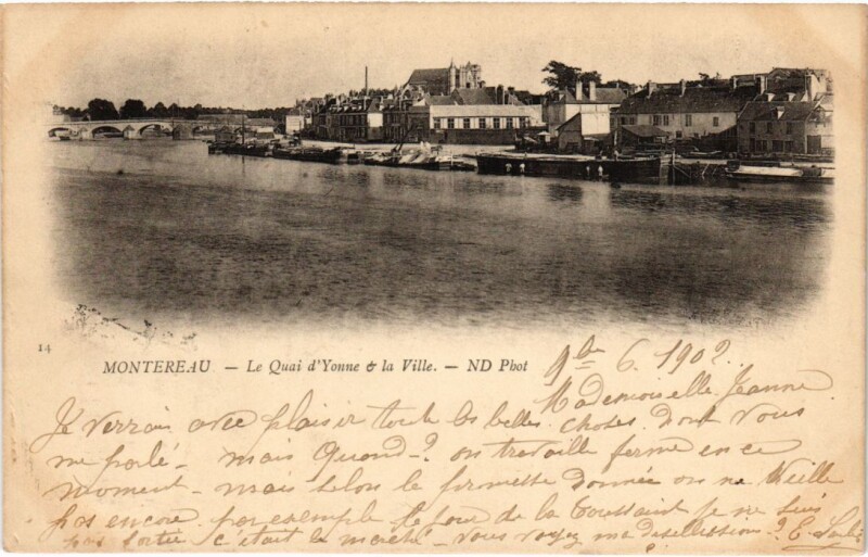 Carte postale ancienne Montereau Le Quai d'Yonne et la Ville France