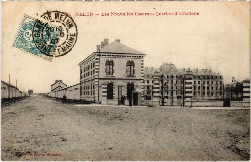 Carte postale ancienne Melun Les Nouvelles Casernes Quartier d'Infanterie France à Melun