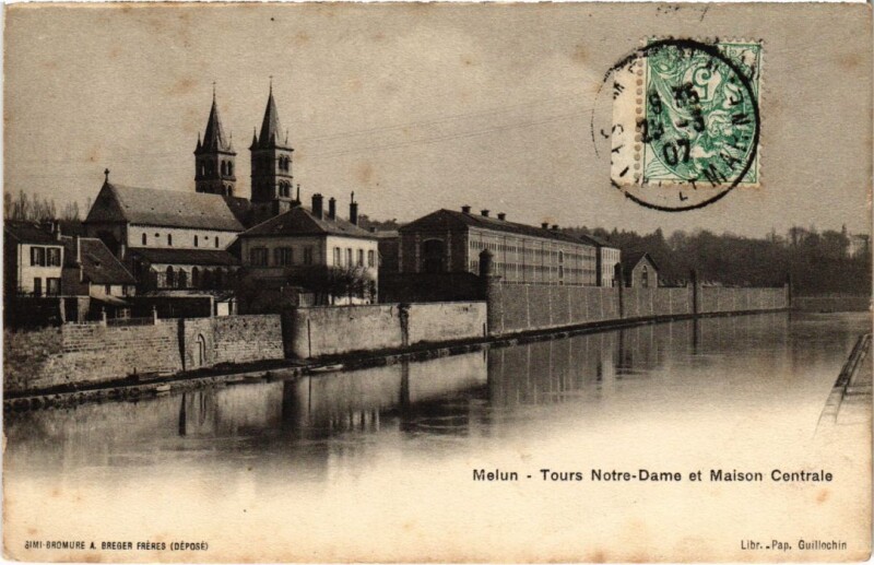 Carte postale ancienne Melun Tours Notre-Dame et Maison Centrale France à Melun