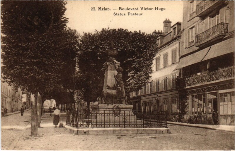 Carte postale ancienne Melun Boulevard Victor-Hugo, Statue Pasteur France à Melun