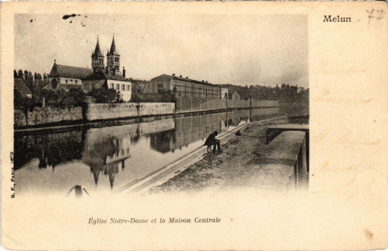 Carte postale ancienne Melun Eglise Notre-Dame et la Maison Centrale France à Melun