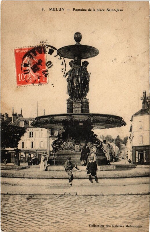 Carte postale ancienne Melun Fontaine de la place Saint-Jean France à Melun