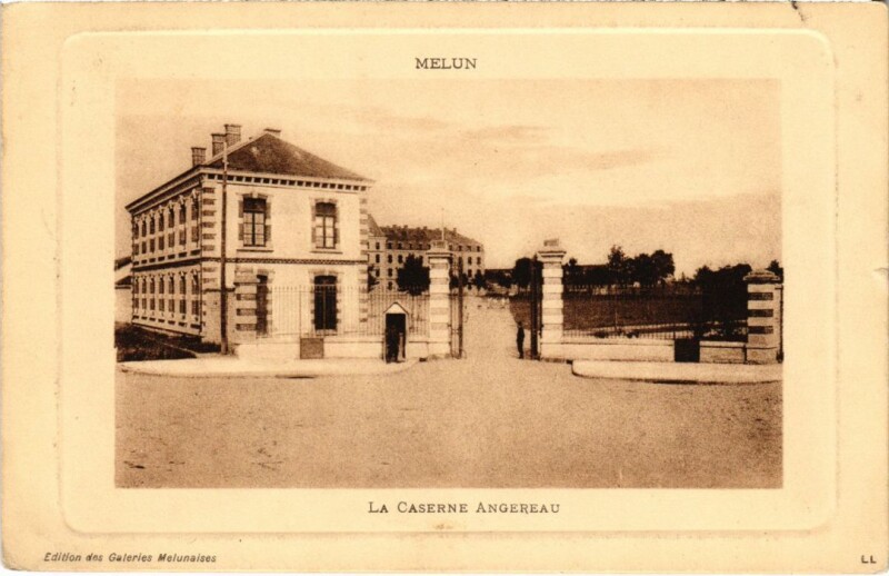 Carte postale ancienne Melun La Caserne Angereau France à Melun