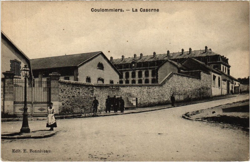 Carte postale ancienne Coulommiers La Caserne France à Coulommiers