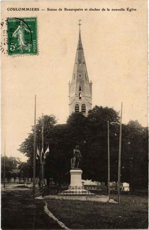 Carte postale ancienne Coulommiers Statue de Beaurepaire et clocher France à Coulommiers