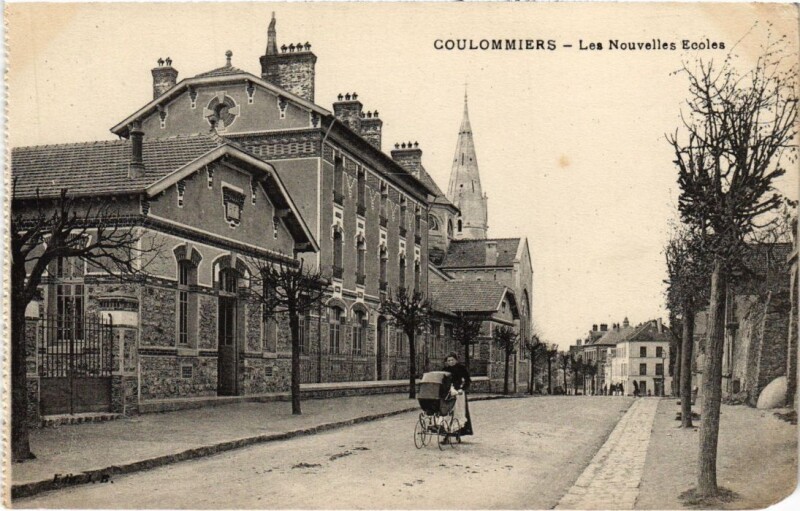 Carte postale ancienne Coulommiers Les Nouvelles Ecoles France à Coulommiers