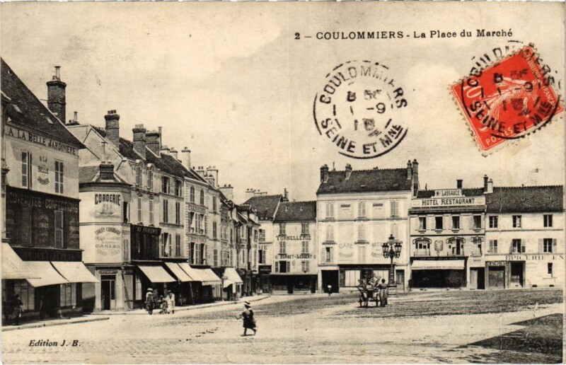 Carte postale ancienne Coulommiers La Place du Marche France à Coulommiers
