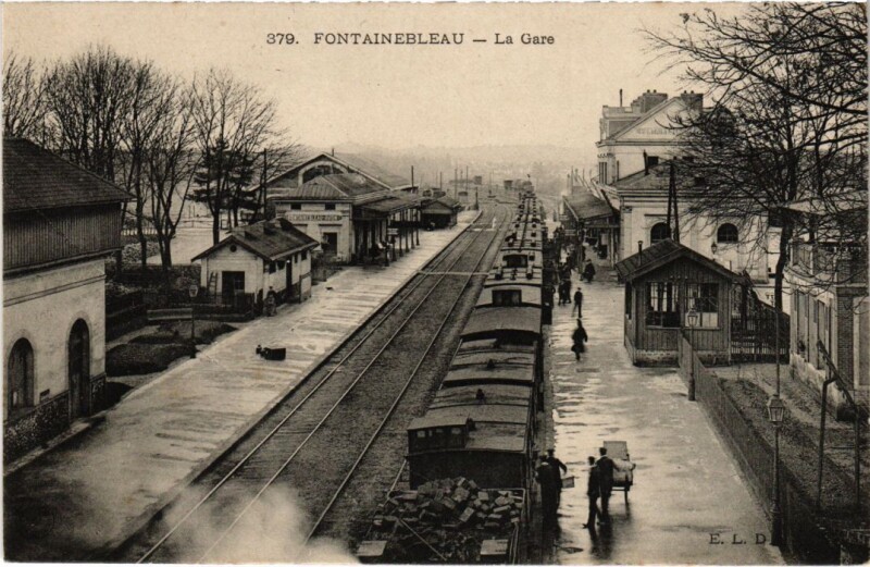 Carte postale ancienne Fontainebleau La Gare France à Fontainebleau