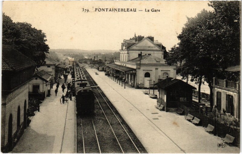 Carte postale ancienne Fontainebleau La Gare France à Fontainebleau