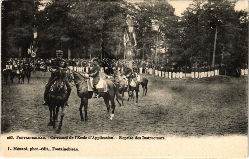 Carte postale ancienne Fontainebleau Carrousel de l'Ecole d'Application France à Fontainebleau