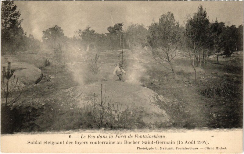 Carte postale ancienne Fontainebleau Soldat eteignant des foyers souterrains France à Fontainebleau