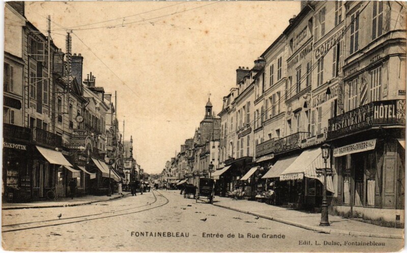 Carte postale ancienne Fontainebleau Entree de la rue Grande France à Fontainebleau