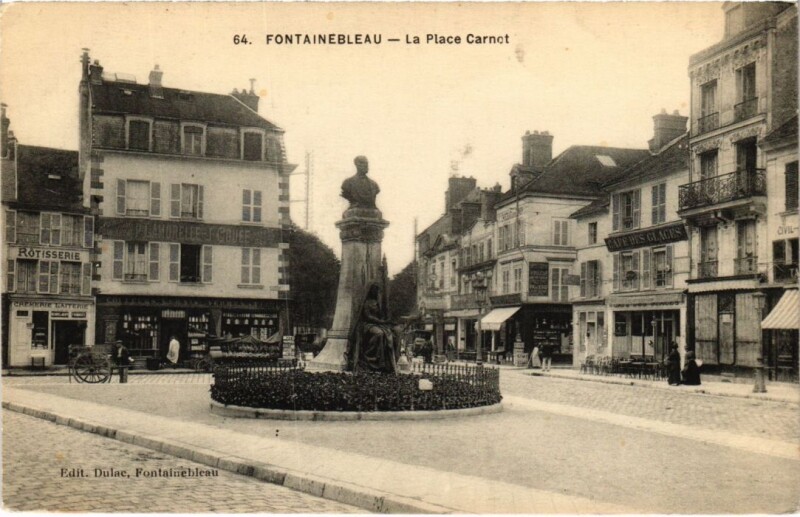 Carte postale ancienne Fontainebleau La Place Carnot France à Fontainebleau
