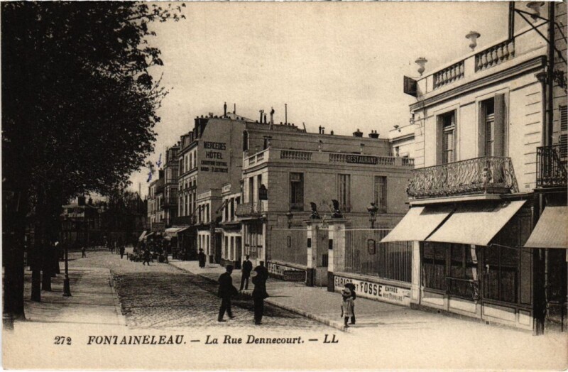 Carte postale ancienne Fontainebleau La Rue Dennecourt France à Fontainebleau