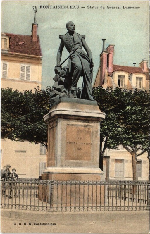 Carte postale ancienne Fontainebleau Statue du General Damesme France à Fontainebleau