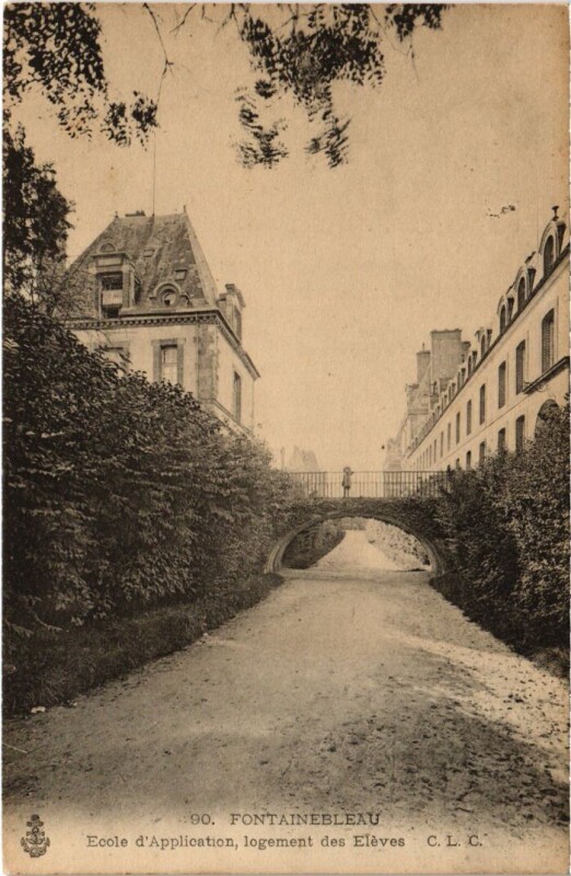 Carte postale ancienne Fontainebleau Ecole d'Application-Facade France à Fontainebleau