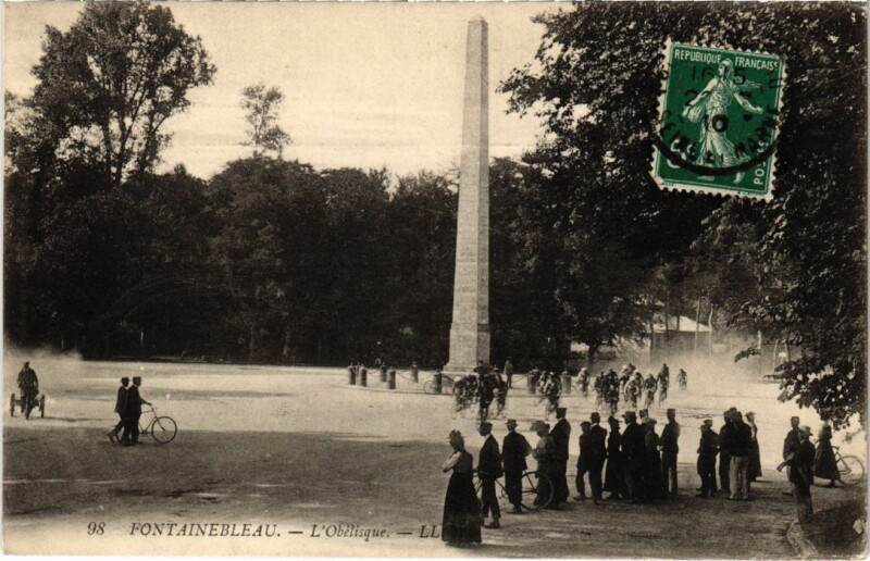 Carte postale ancienne Fontainebleau L'Obelisque France à Fontainebleau