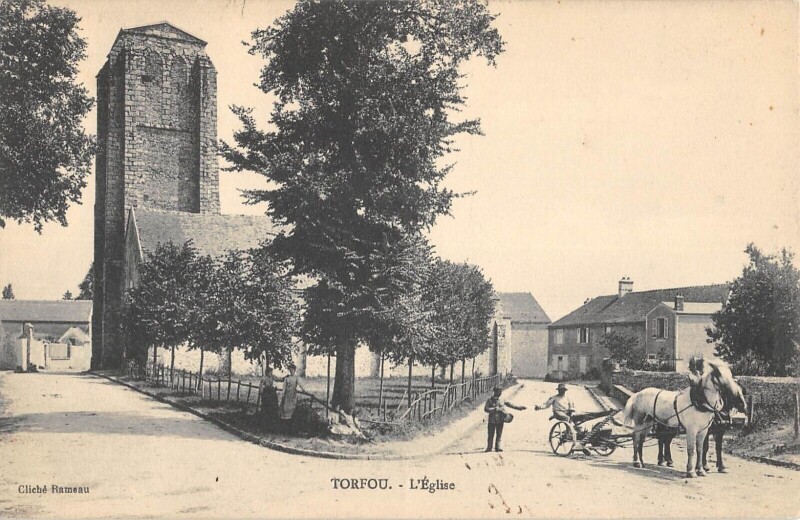 Carte postale ancienne Torfou - L'Eglise - Attelage - Machine Agricole - cliché rare à Torfou
