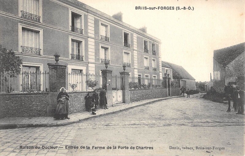 Carte postale ancienne Briis Sous Forges - Maison Du Docteur - Entree De La Ferme De La Porte De à Briis-sous-Forges