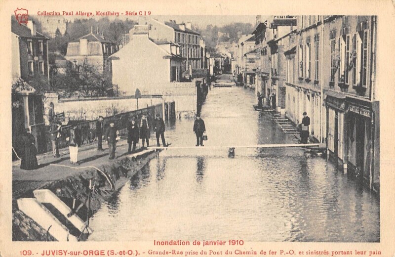 Carte postale ancienne Juvisy Sur Orge - Inondation 1910 - Grande Rue Prise Du Pont Du Chemin De à Juvisy-sur-Orge