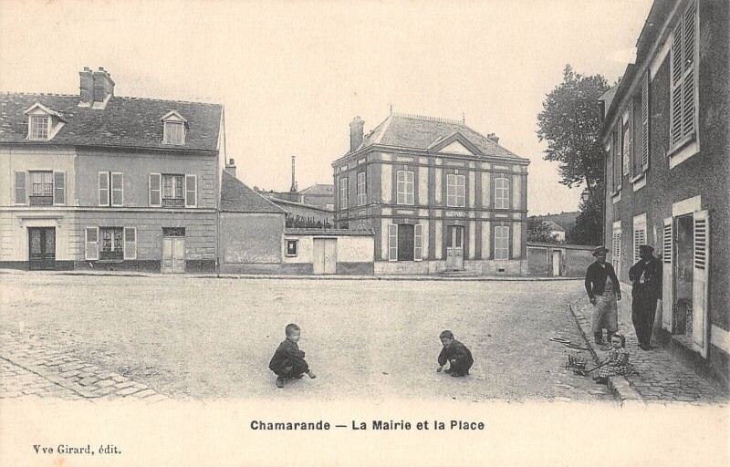 Carte postale ancienne Chamarande - Mairie - Place à Chamarande