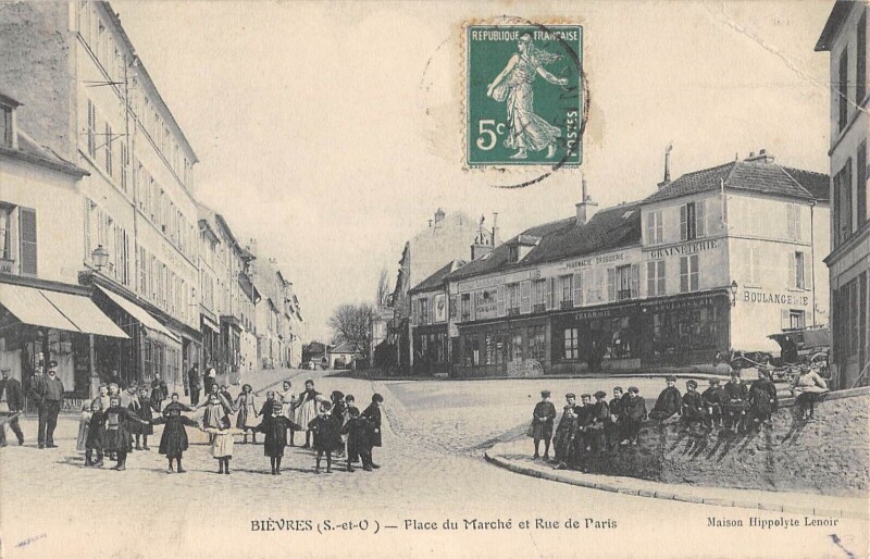 Carte postale ancienne Bievres - Place Du Marche - Rue De Paris - Mairie - Enfants