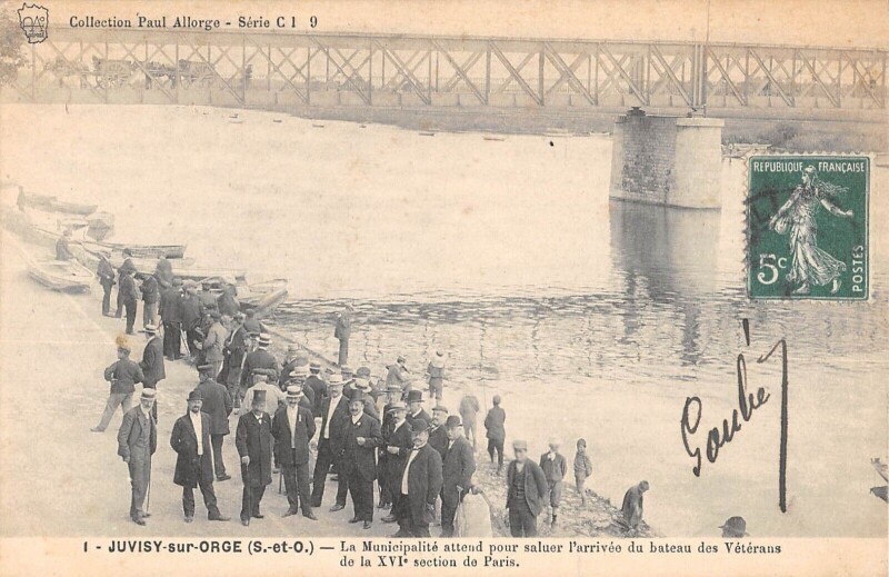 Carte postale ancienne Juvisy Sur Orge - La Municipalite Attend Pour Saluer L'Arrivee Du Bateau à Juvisy-sur-Orge
