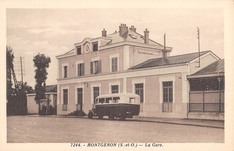 Carte postale ancienne Montgeron - La Gare - Autobus à Montgeron
